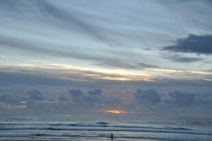 海边日落时分的美丽景象