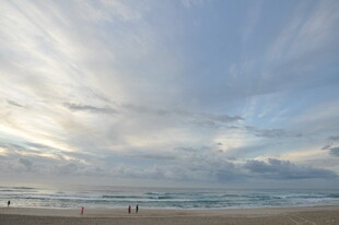 海边天空下的宁静沙滩