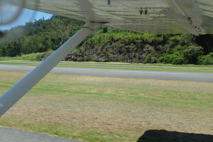 飞机视角下的跑道景象