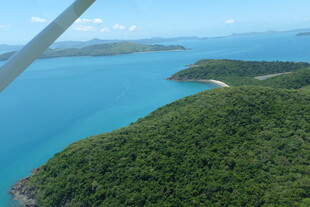俯瞰碧海环绕的葱郁岛屿