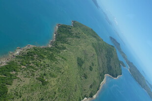 海岛绿意盎然的美丽景致