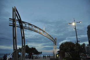 城市傍晚的独特拱形建筑