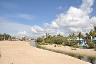 海滨风光 沙岸绿树伴河流
