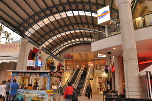 商场内部热闹场景