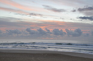 海边日出时的美丽云霞