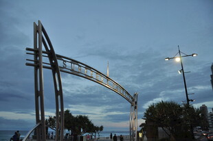 城市夜景中的独特拱形建筑