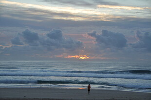 海边日落一人漫步美景