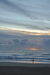 海边日落时的孤独身影