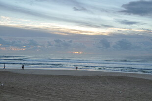 海边日落时分的静谧沙滩