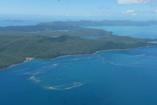 俯瞰蓝色海湾与岛屿