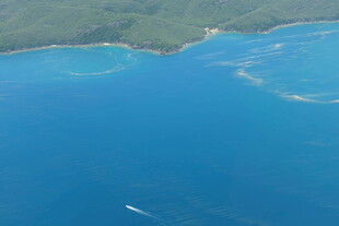 俯瞰蓝色海域与船只