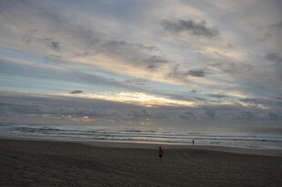 海边黄昏美景 一人漫步