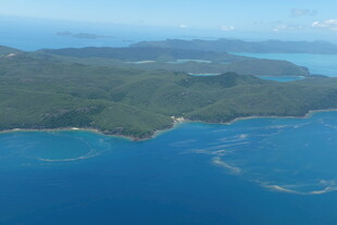 美丽海岛蓝色海域景观