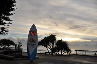 海边冲浪板与黄昏美景