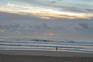 黄昏下的孤独海滩身影