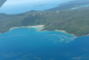 俯瞰美丽海岛蓝色海域