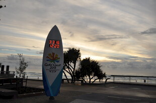 海边冲浪板静立黄昏美景