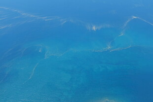 俯瞰蔚蓝迷人的海洋景色