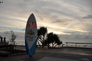 海边冲浪板与美丽天际线