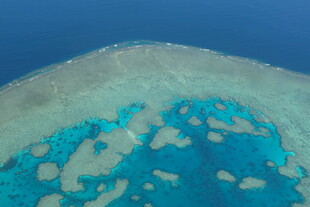 俯瞰美丽的蓝色珊瑚礁海域