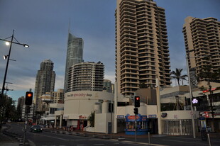 城市街景中的高楼建筑