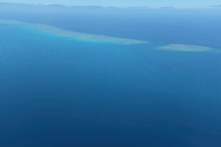俯瞰蔚蓝大海中的狭长岛屿
