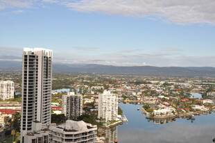 城市河畔高楼景观