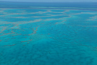 俯瞰美丽的蓝绿色海洋景观