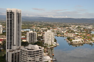 城市河畔高楼景观