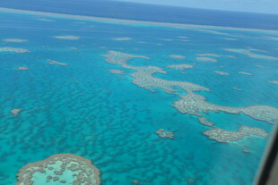 俯瞰美丽珊瑚礁海域