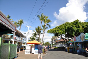 热带风情小镇街道景象