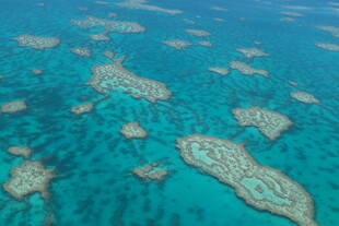 美丽珊瑚礁群岛俯瞰