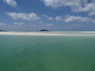 碧海蓝天中的美丽沙滩