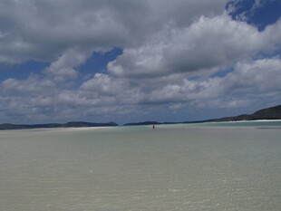 海边广阔水域与蓝天白云
