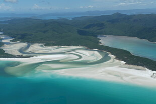 白沙滩与碧海的美丽风光