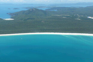 俯瞰美丽海岛蓝色海岸线