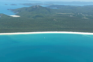 碧海蓝天中的美丽海岸线