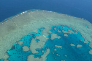 俯瞰美丽的蓝色珊瑚礁海域