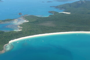 美丽海岛蓝色海岸线风光