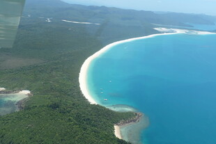 俯瞰绝美蓝色海岸线