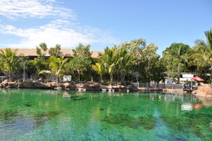 热带清澈水域旁的度假胜地