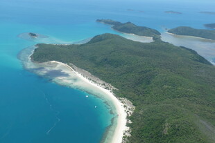 海岛迷人海岸线风光