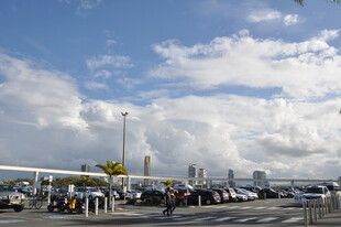 停车场场景 蓝天白云下人群