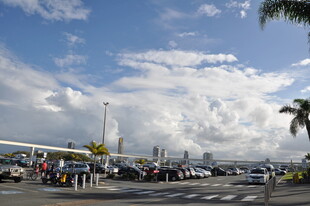 加油站场景 蓝天白云下车辆