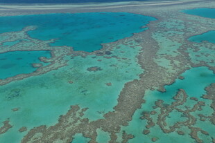 俯瞰美丽珊瑚礁海域