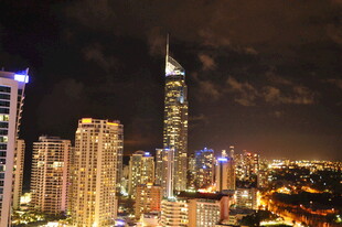 城市璀璨夜景天际线