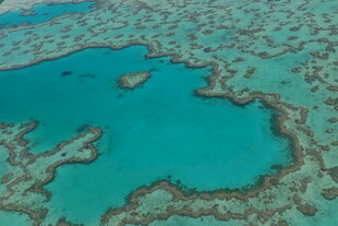 俯瞰美丽的蓝色珊瑚礁海域