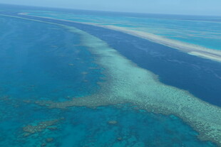 美丽海岛旁的清澈蓝色海域