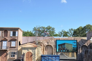 古老建筑旁的艺术壁画