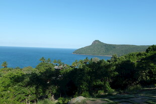 海边青山绿树风景图